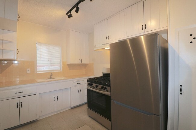 Building Photo - Lincoln Avenue Unit 1053