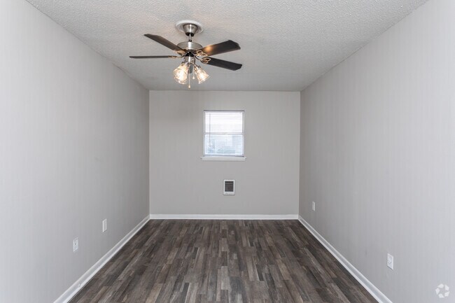 2BR, 1BA - 900 SF