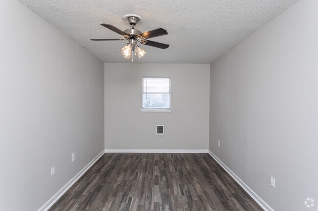 2BR, 1BA - 900 SF - Retreat at Northlake