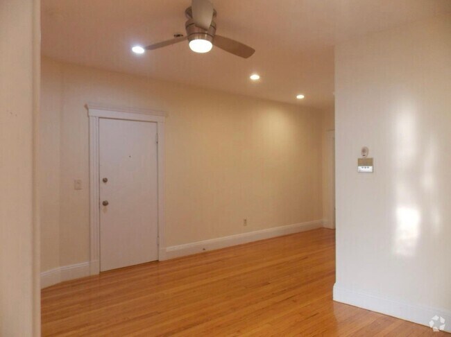 Building Photo - 7 Sutherland Rd Unit 2 Rental