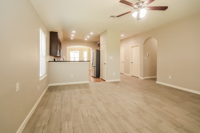 Photo - 9010 St Laurent Ln