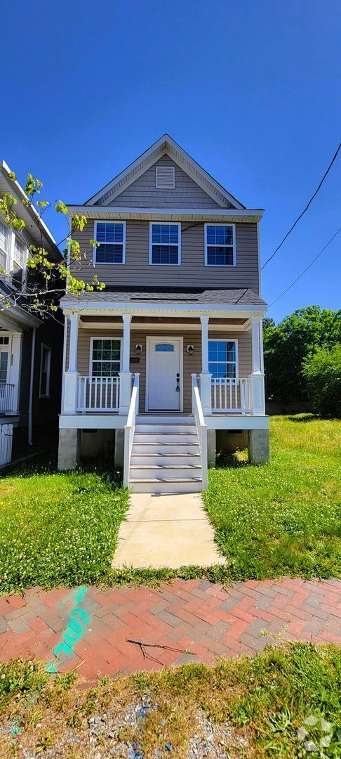 Building Photo - Beautiful 2 story home in heart of Church ...