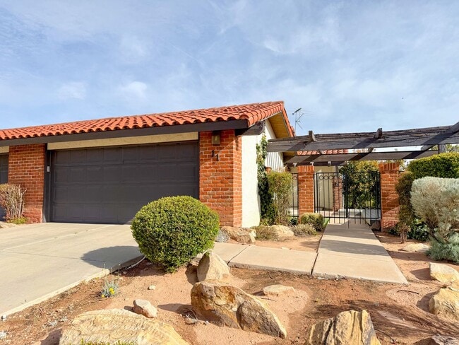 Upgraded townhome by Southgate Golf Course - Small dogs allowed - Upgraded townhome by Southgate Golf Course - Small dogs allowed