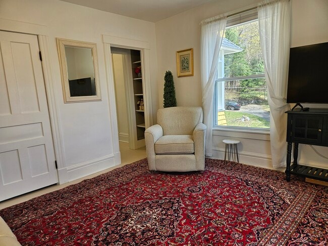Swivel Glider. Lots of Natural Light. - 11 Circle St Unit #2