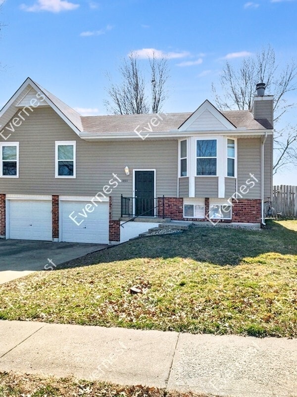Charming 4-Bedroom Home with Spacious Yard... - Charming 4-Bedroom Home with Spacious Yard...
