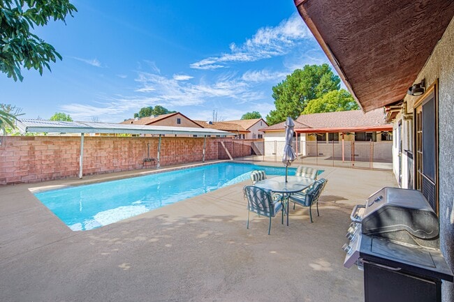 Photo - 1618 S Meeker Ave