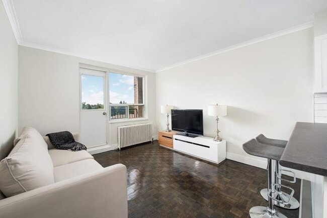 Photo - 286 Finch Ave W