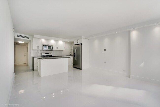 Photo - 6039 Collins Ave Unidad 1222