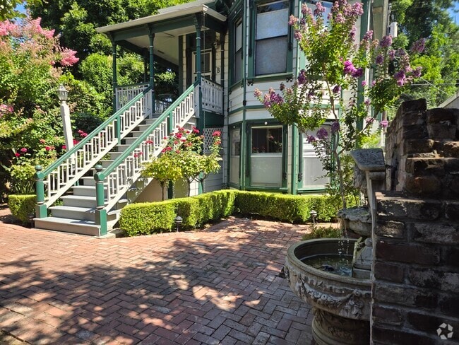 Building Photo - 2623 H St Unit C Rental