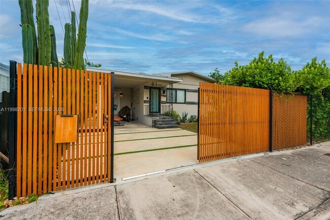 Building Photo - 2925 NW 11th Ave Unit Front