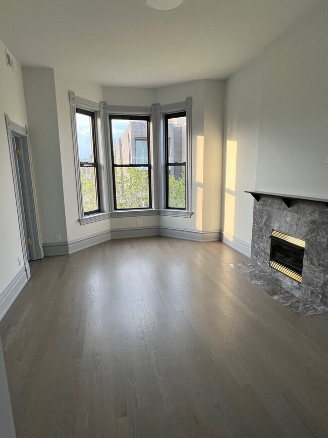 Large living room with great natural light. - 2057 W Chicago Ave Apartamentos Unidad Third Floor