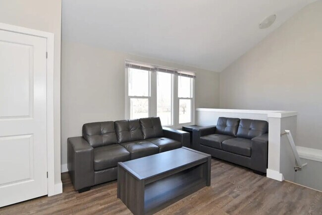 Photo - 493 Second St