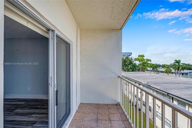 Photo - 16750 NE 10th Ave Unidad 329
