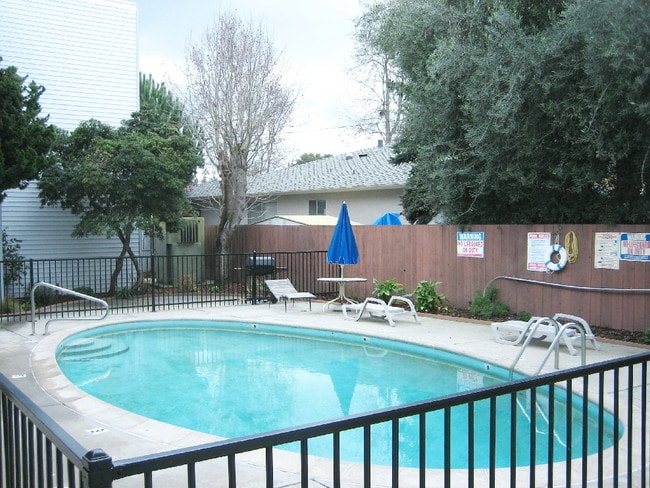 Photo - 690 Leahy St