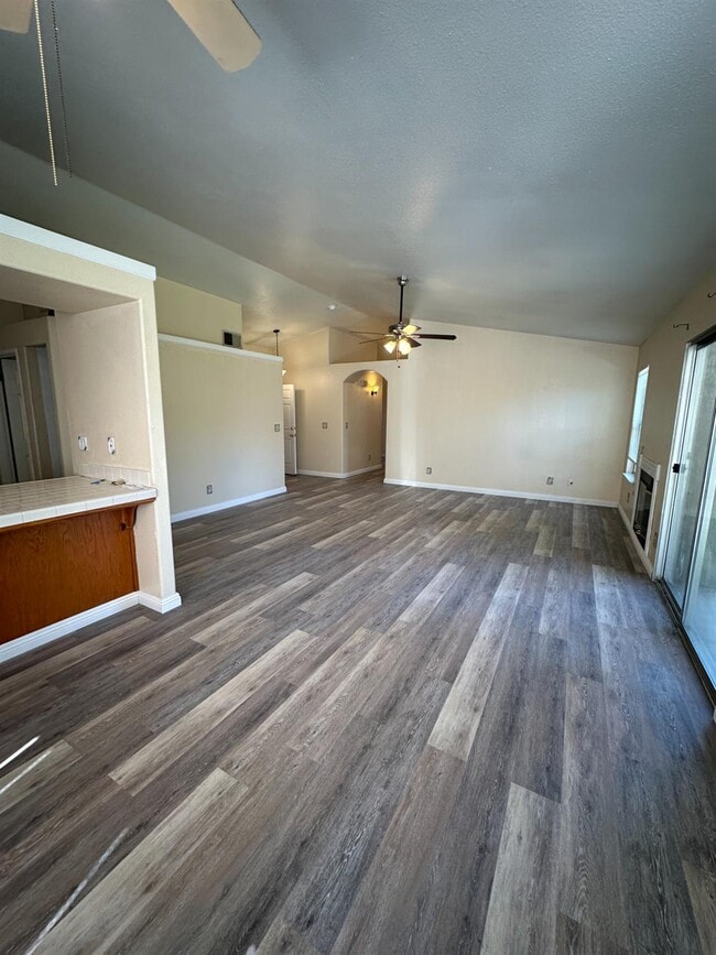 Photo - 5560 N Ellendale Ave