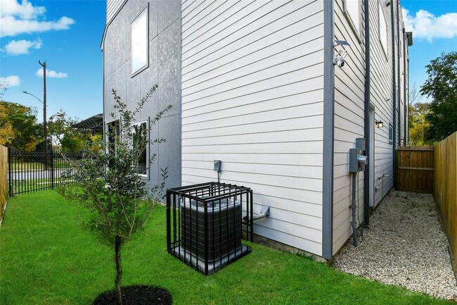 Photo - 3233 Tuam St