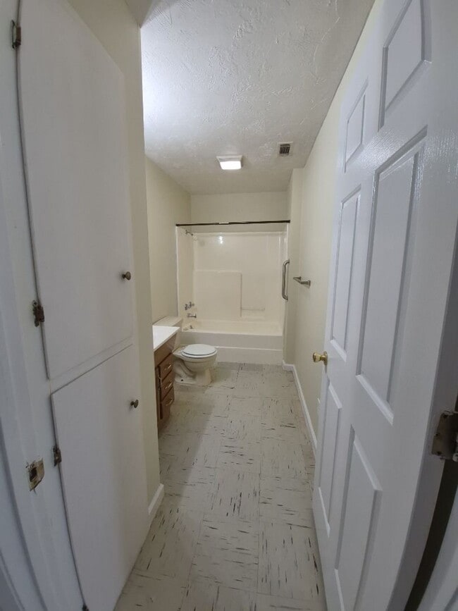 Building Photo - Piggott Duplexes Unit 1035 E Margaret St