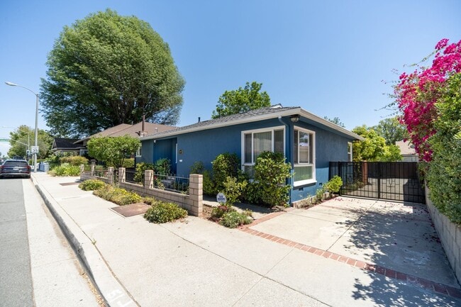 Photo - 2 bedroom, den and 1.5 bath, a few blocks of SPHS