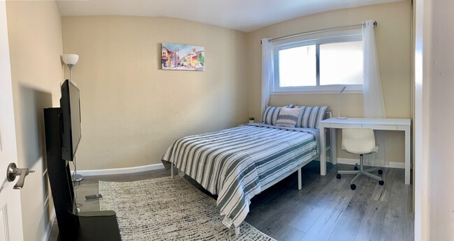 Building Photo - 1798 Starlite Dr Unit Room C