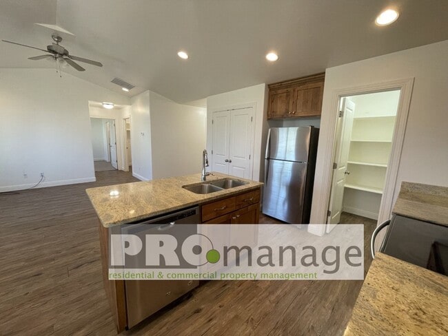 Photo - 3 Bed, 2 Bath Town Home w/ 2 Car Garage - Idaho Falls