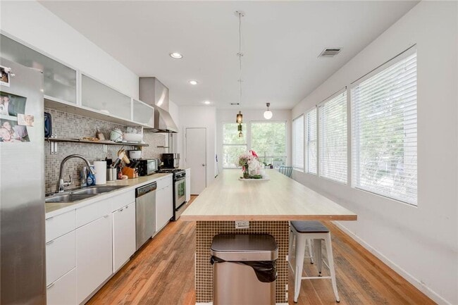 Photo - 712 E 45th St