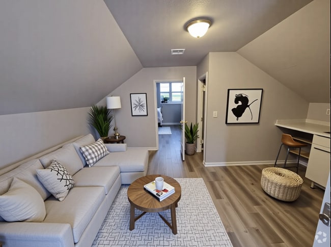 Building Photo - Second Floor Apartment Close to Woodlawn Park