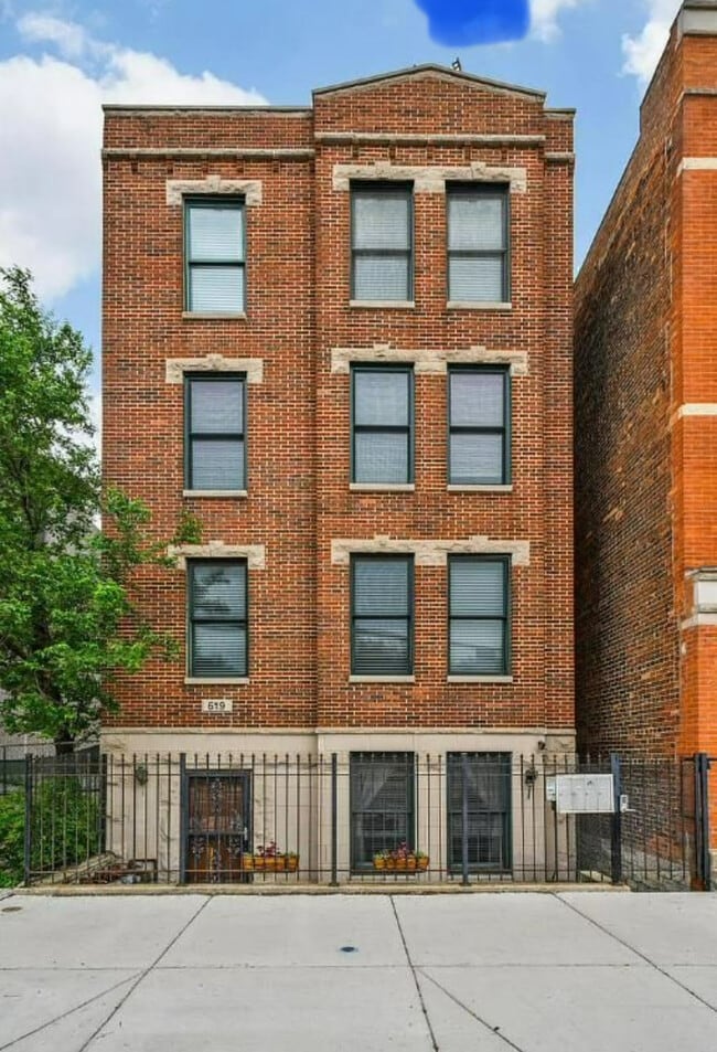 Building Photo - 619 N Racine Ave Unit 1a