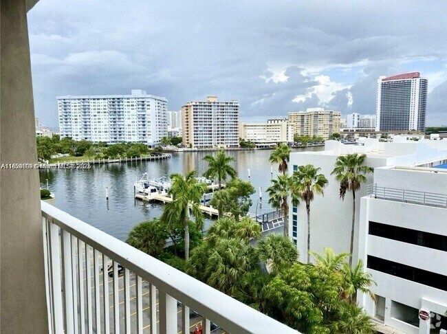 Building Photo - 1965 S Ocean Dr Unit 5B Rental