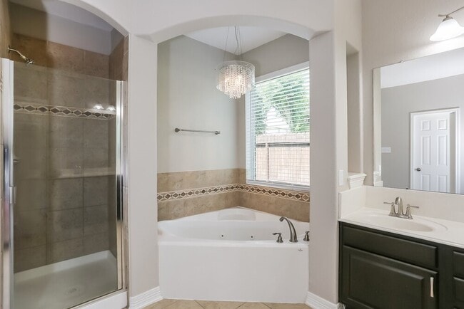 Building Photo - 8402 Oak Knot Dr