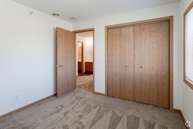3BR, 1BA - 925 SF