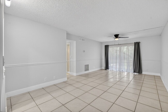 Living Room 644 NW 13th #11 - 644 NW 13th St Unit 644 NW 13th Street #11