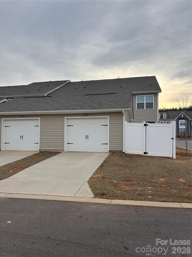 Photo - 15733 Country House St