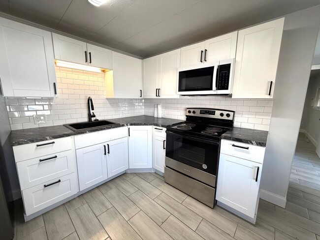 Photo - Charming Renovated 2-Bed / 1-Bath Mobile Home for Rent in Bradenton – Available Now!