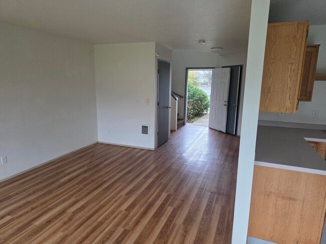 Photo - 264 Ecols St S