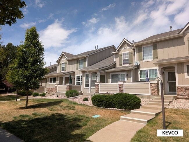 Building Photo - Bright Townhome Near Shopping and Food!