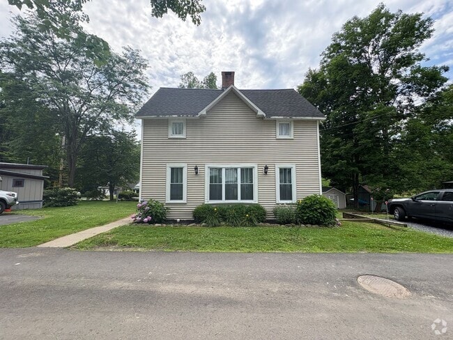Building Photo - Lovely 4 Bedroomin a Quaint and Quiet Neig... Rental