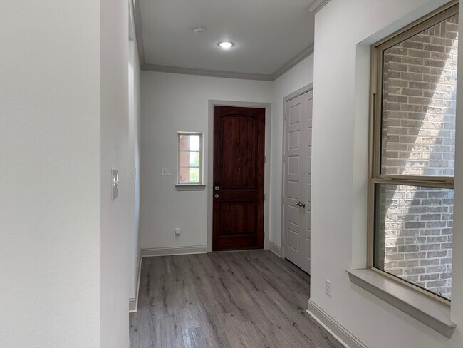 Photo - 620 Courtyard Ln