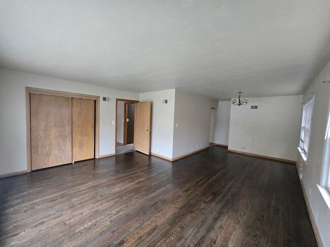 Building Photo - 4338 N Sheffield Ave Unit Upper