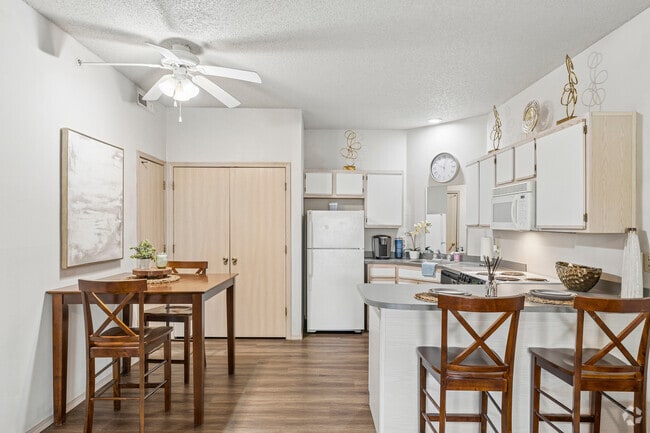 2BR, 2BA - 1,043SF - Kitchen