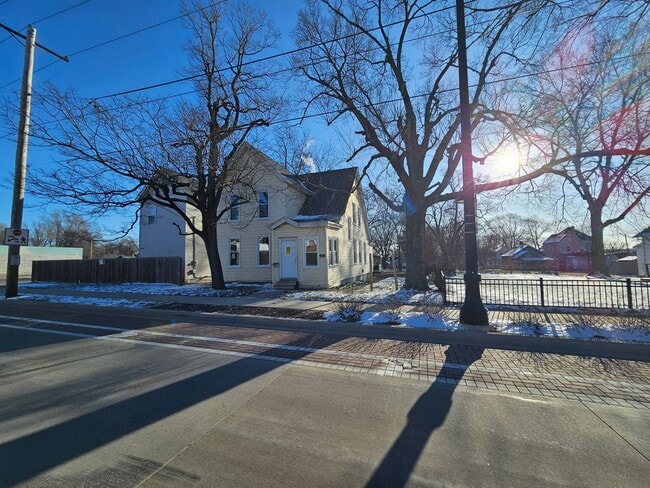 Building Photo - Newly remodeled 4bd/2bth