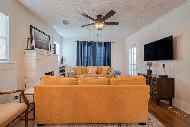 Photo - 705 W Main St