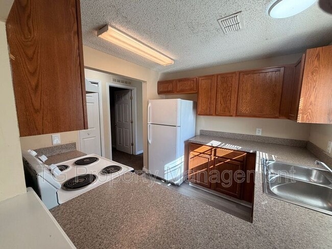 Photo - 747 Broxton St