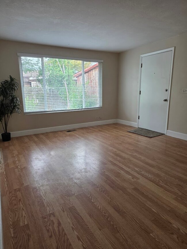 3760 RedMaple Rd E Unit 1