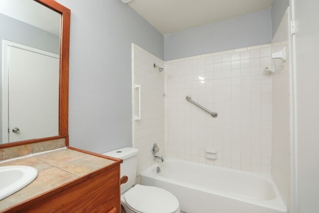Building Photo - 2100 Wilcrest Dr Unit 127