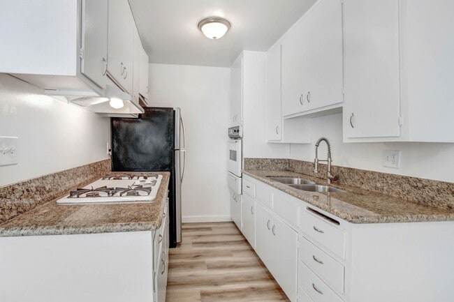 Building Photo - 1550 S Saltair Ave Rental