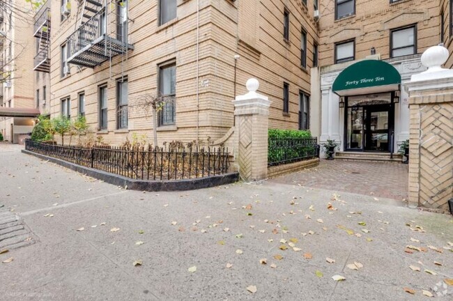 Building Photo - 1 bedroom in SUNNYSIDE NY 11104 Unit 1A Rental