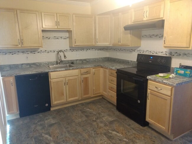 Building Photo - Updated 2 Bed 1 Bath Townhouse close to downtown Louisville