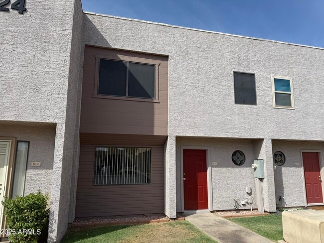 Building Photo - 611 W 13th St Rental