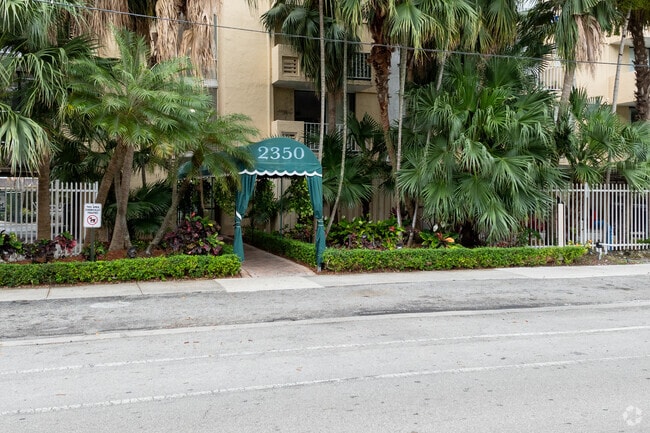 2350 NE 135th St - Vecino Del Mar