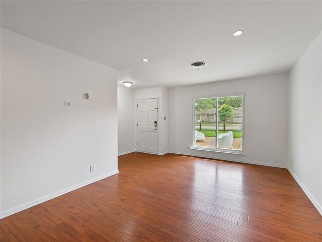 Photo - 616 Long Bow Ln